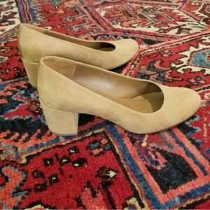 MARGAUX The Heel – Suede Block Heel Pump – Tan – 38.5 M